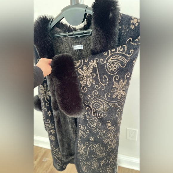 Carla Ferroni by Lady Jane Elegant Black and Tan Floral Paisley Faux Fur Shawl - Picture 7 of 13